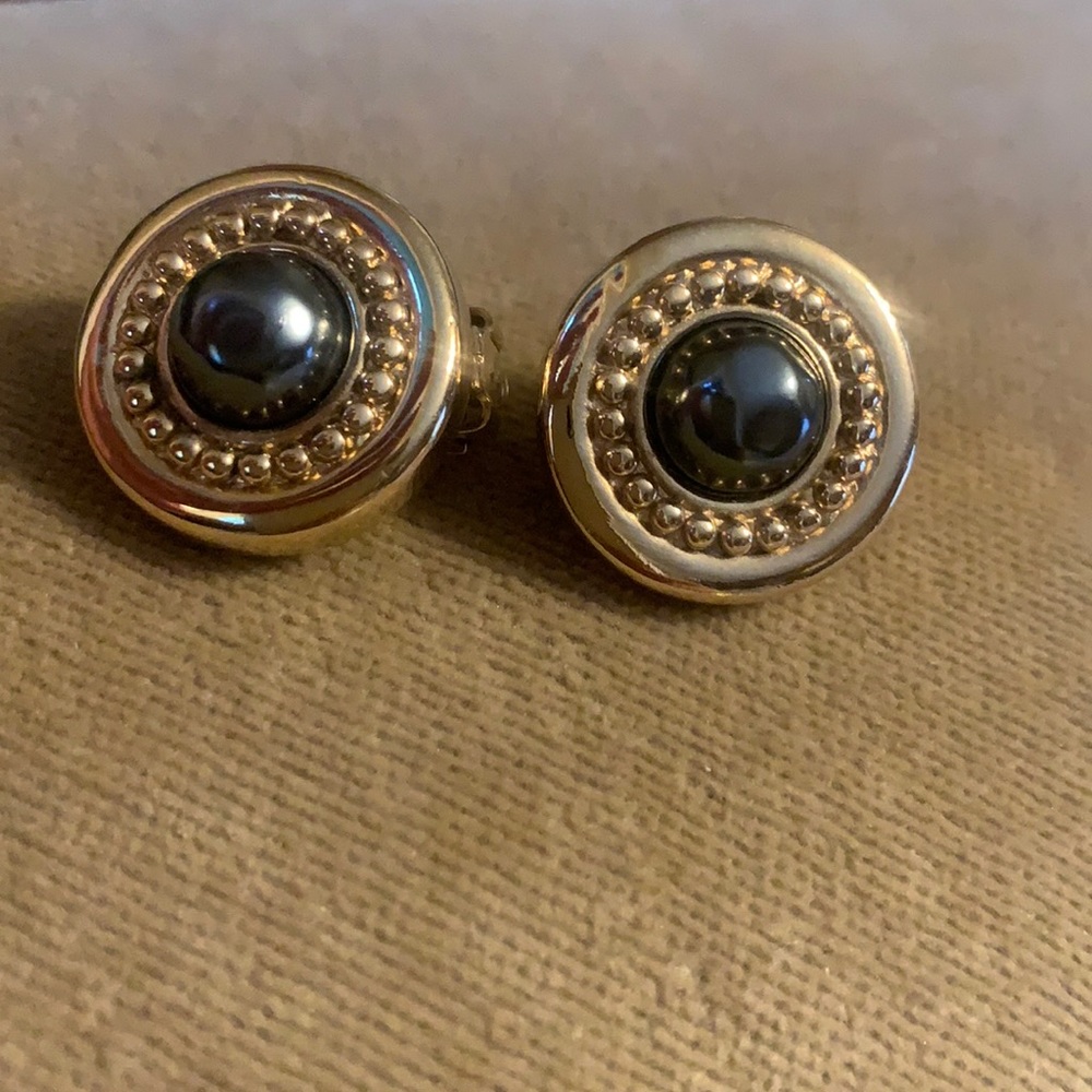 Carolee dark gray pearl clips Earings